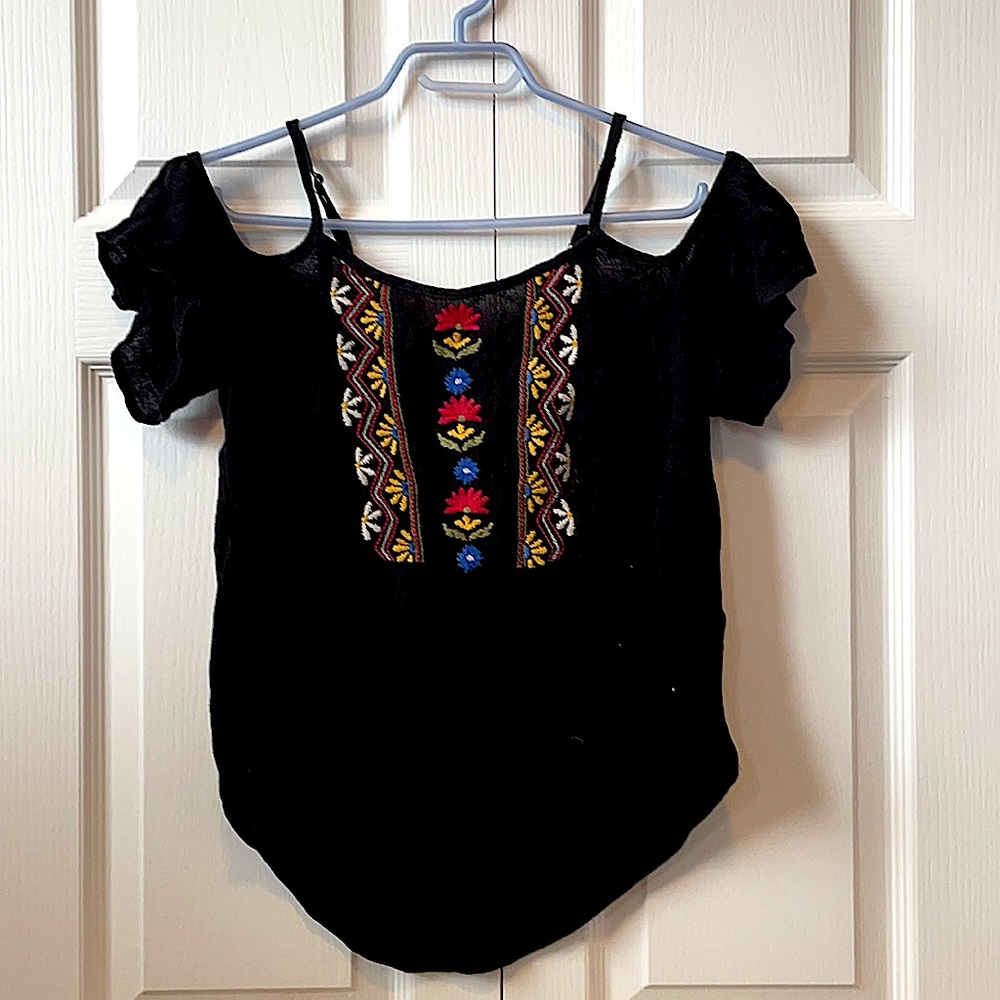 Chloe&Katie Flower Embroidered Cold Shoulder Top